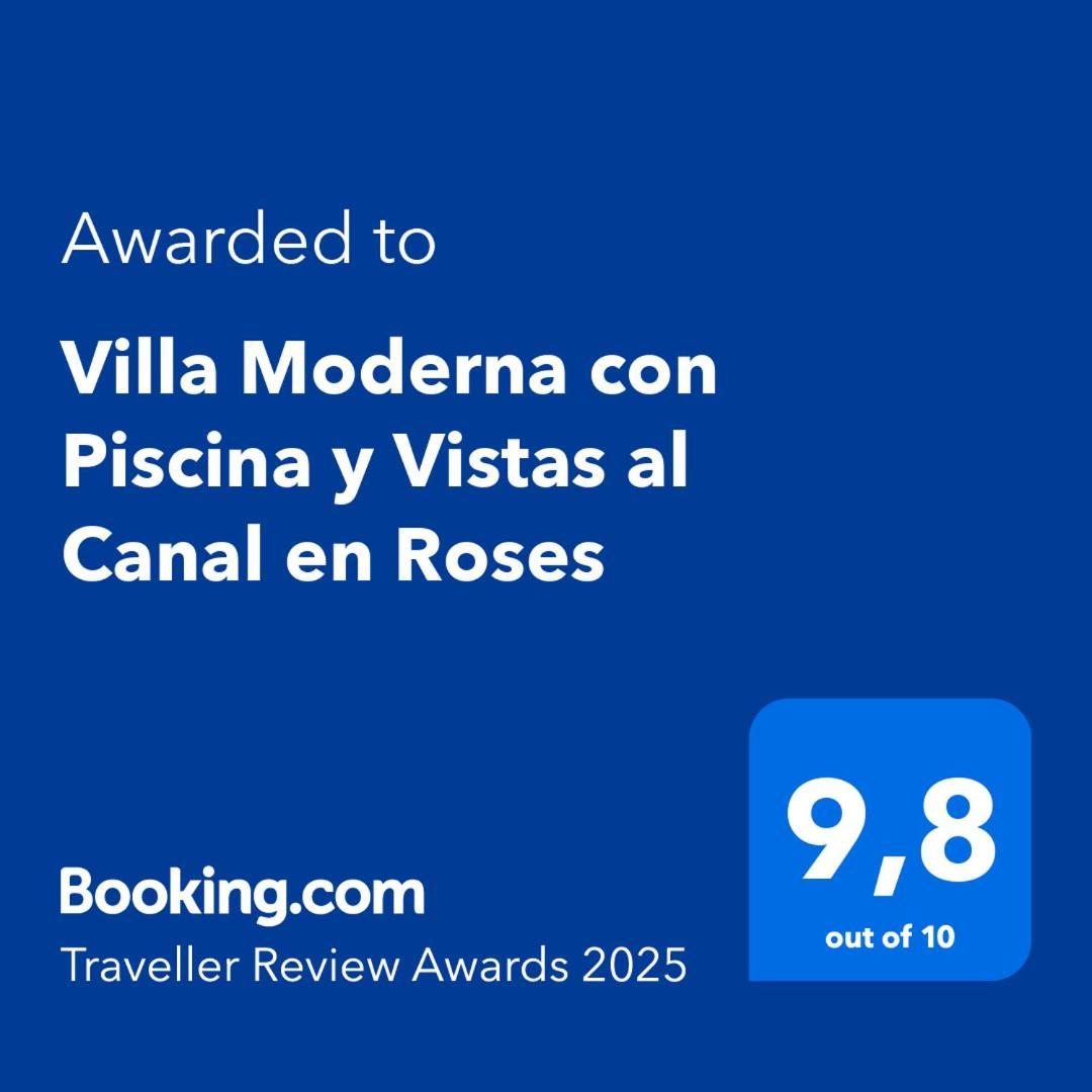 Moderna Con Piscina Y Vistas Al Canal En