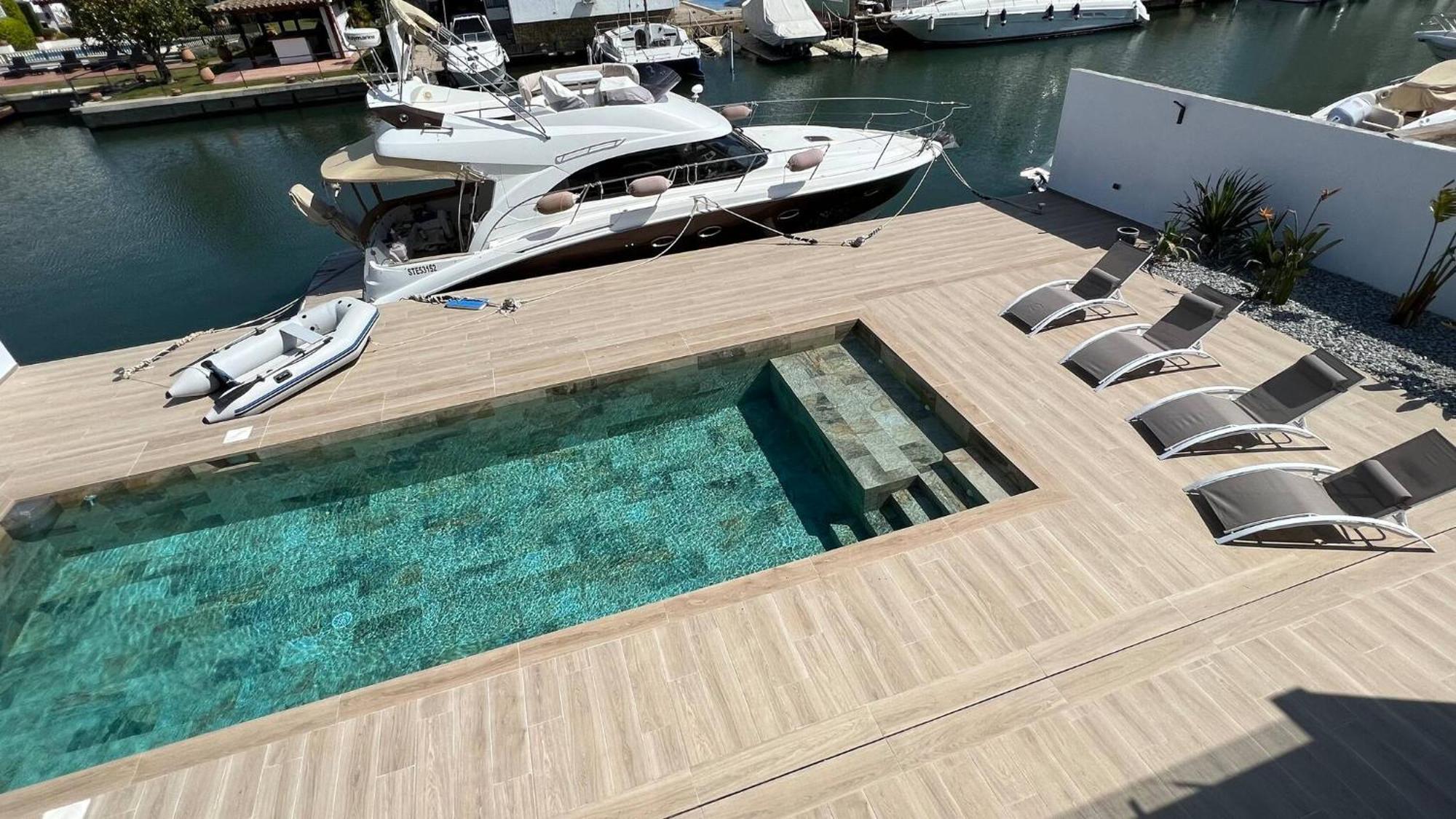Holiday home Moderna Con Piscina Y Vistas Al Canal En *