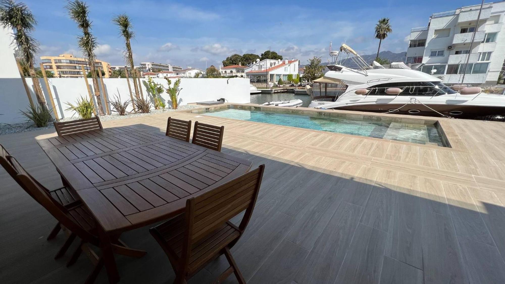 Moderna Con Piscina Y Vistas Al Canal En Holiday home Roses