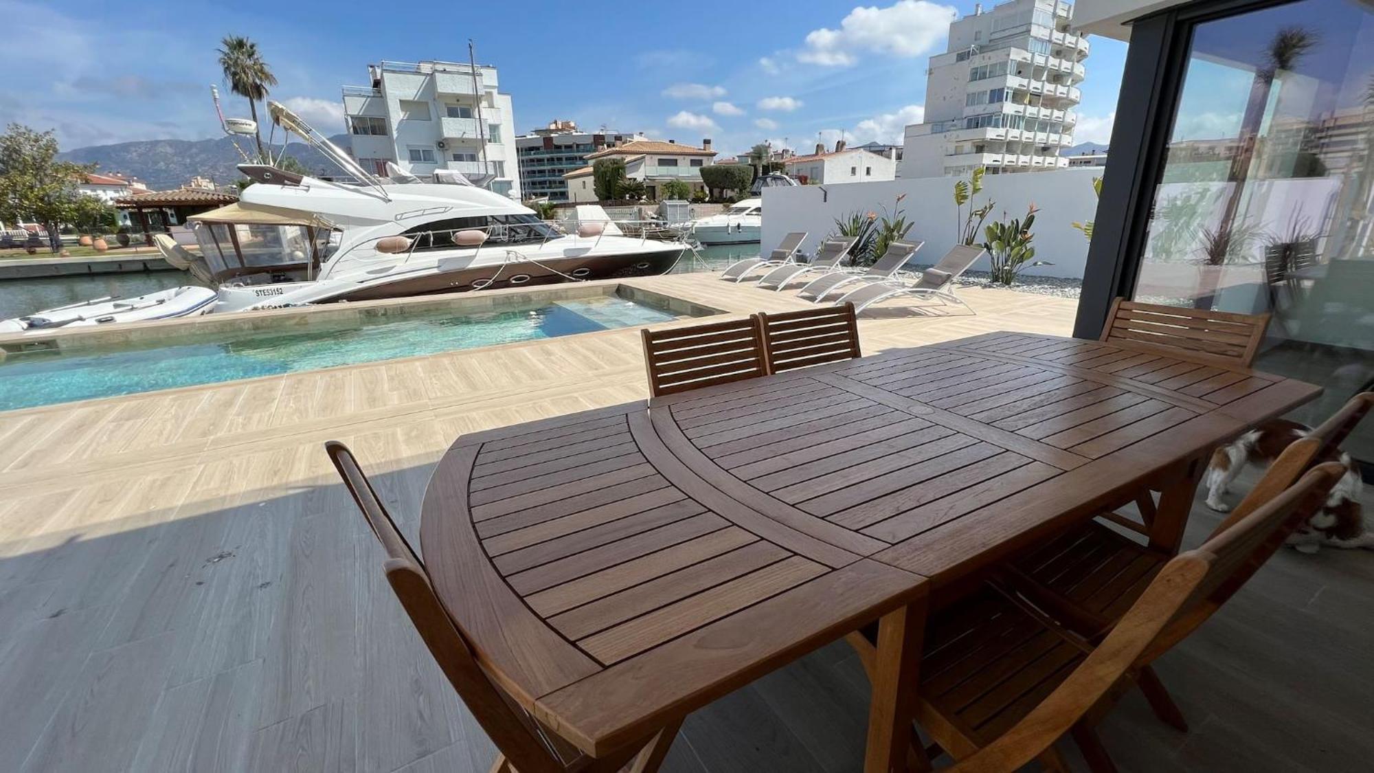 Moderna Con Piscina Y Vistas Al Canal En