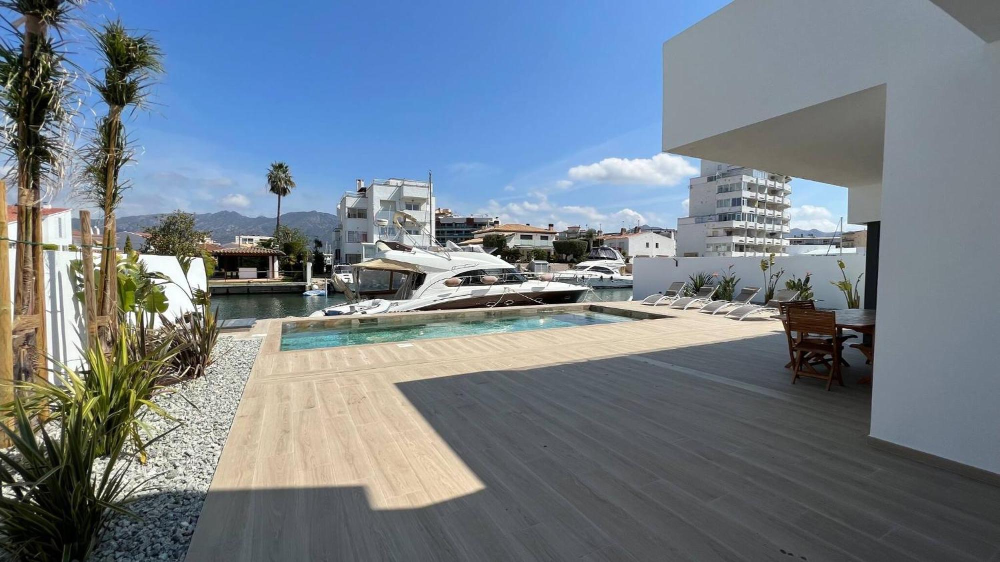 Moderna Con Piscina Y Vistas Al Canal En Holiday home Roses