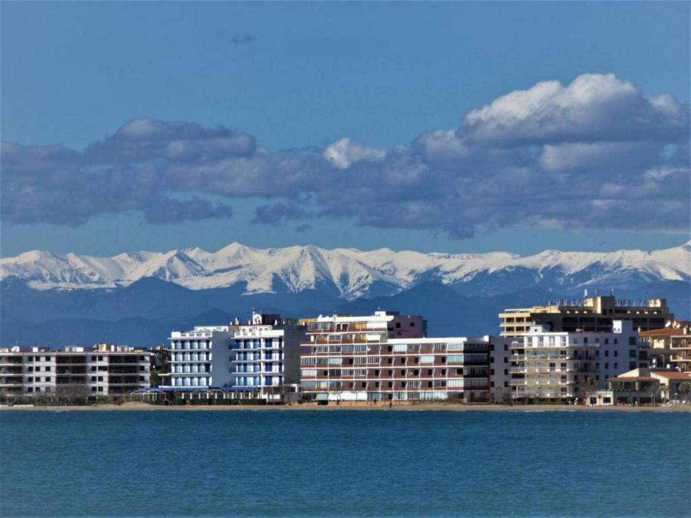 Moderna Con Piscina Y Vistas Al Canal En * Roses