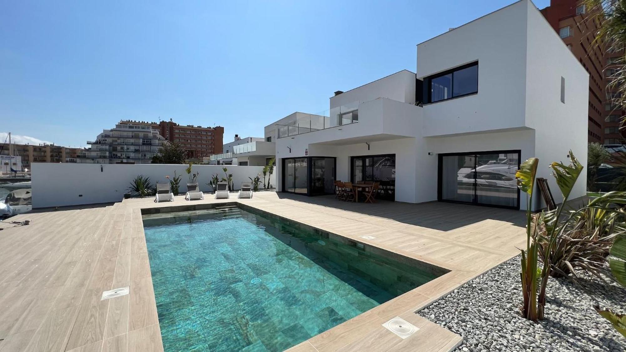 Moderna Con Piscina Y Vistas Al Canal En Roses