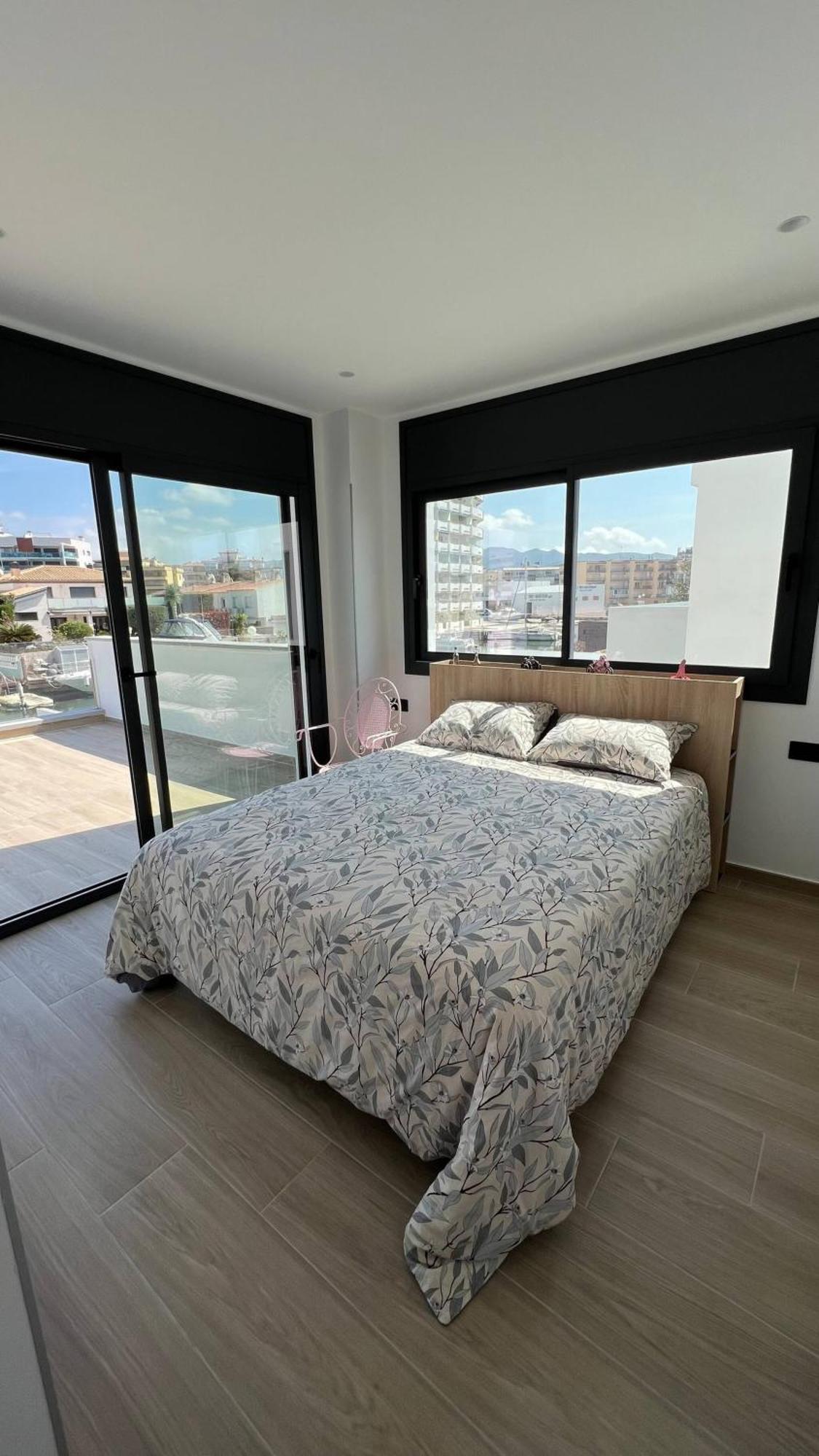 Moderna Con Piscina Y Vistas Al Canal En Holiday home