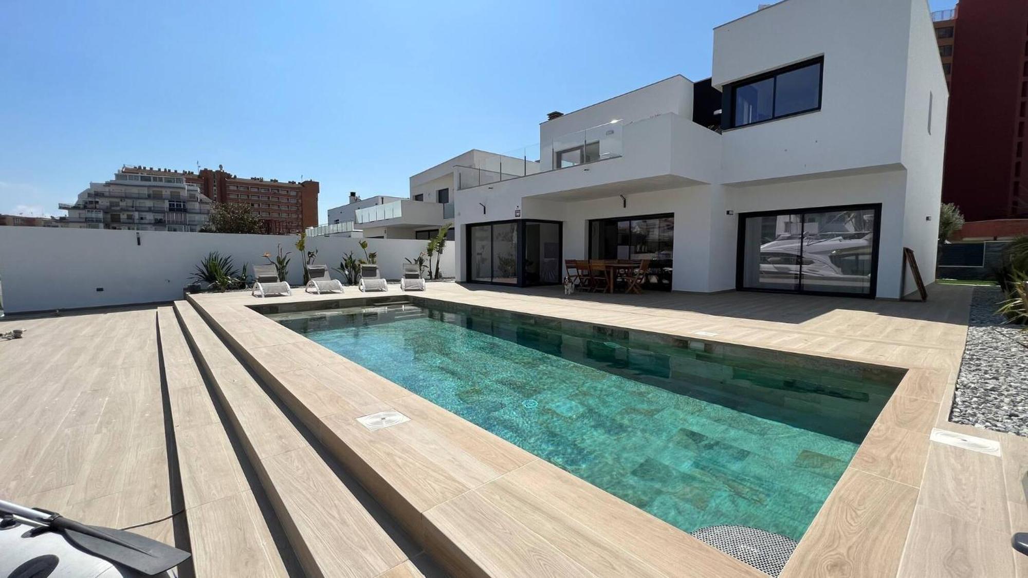 Moderna Con Piscina Y Vistas Al Canal En Holiday home Roses